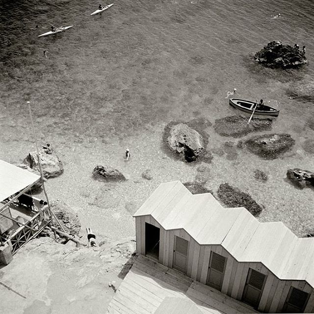 'A Edo (Goffredo Parise) era rimasto il desiderio di fare il bagno in una certa spiaggetta di Capri, coi sassolini bianchi e l’acqua color acquamarina.'
—Raffaele La Capria

© 📷 Herbert List, Capri, Italy, #estate 1935
#photography