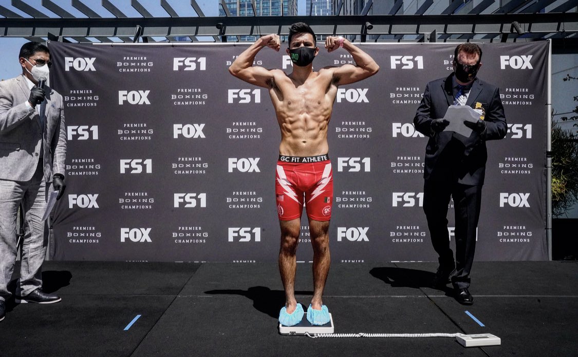 iamOmarJuarez's tweet photo. #TeamRelampago is ready for war tomorrow. Tune in @pbconfox 7pm CT! #TeamSnac #gcfitathlete #archetypeathlete #TeamEverlast #FromBrownsvilleTexas https://t.co/2ltF4MWq0q