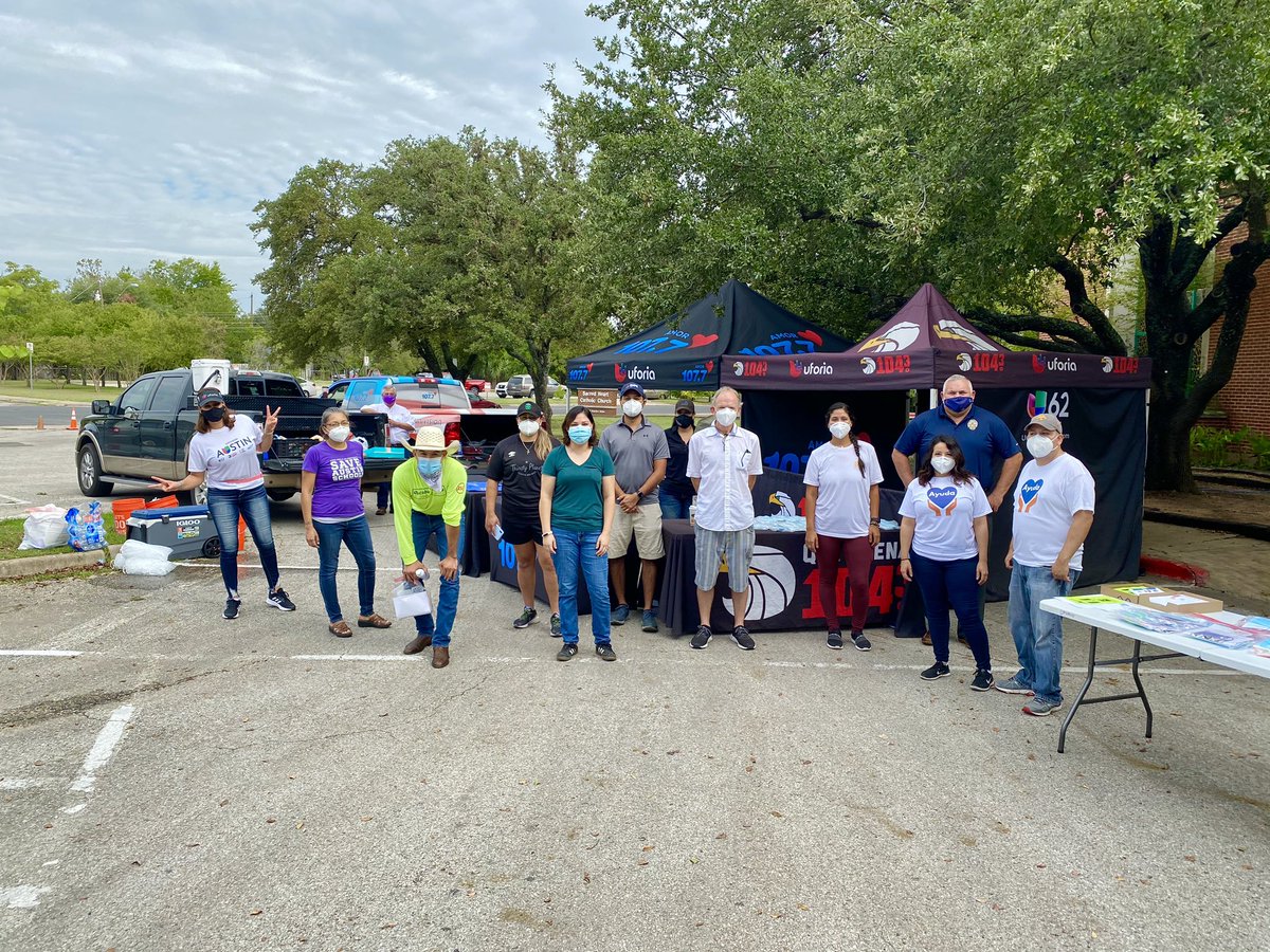 SaldanaAustinTX's tweet photo. Gracias @gabynavarro24 &amp; @LosVerdesATX for supporting the Austin Latino Coalition &amp; @USHCAdeAustin TODAY with our COVID testing &amp; PPE Distribution Event today! Juntos Podemos! ✊🏽 https://t.co/C4x8TemLad