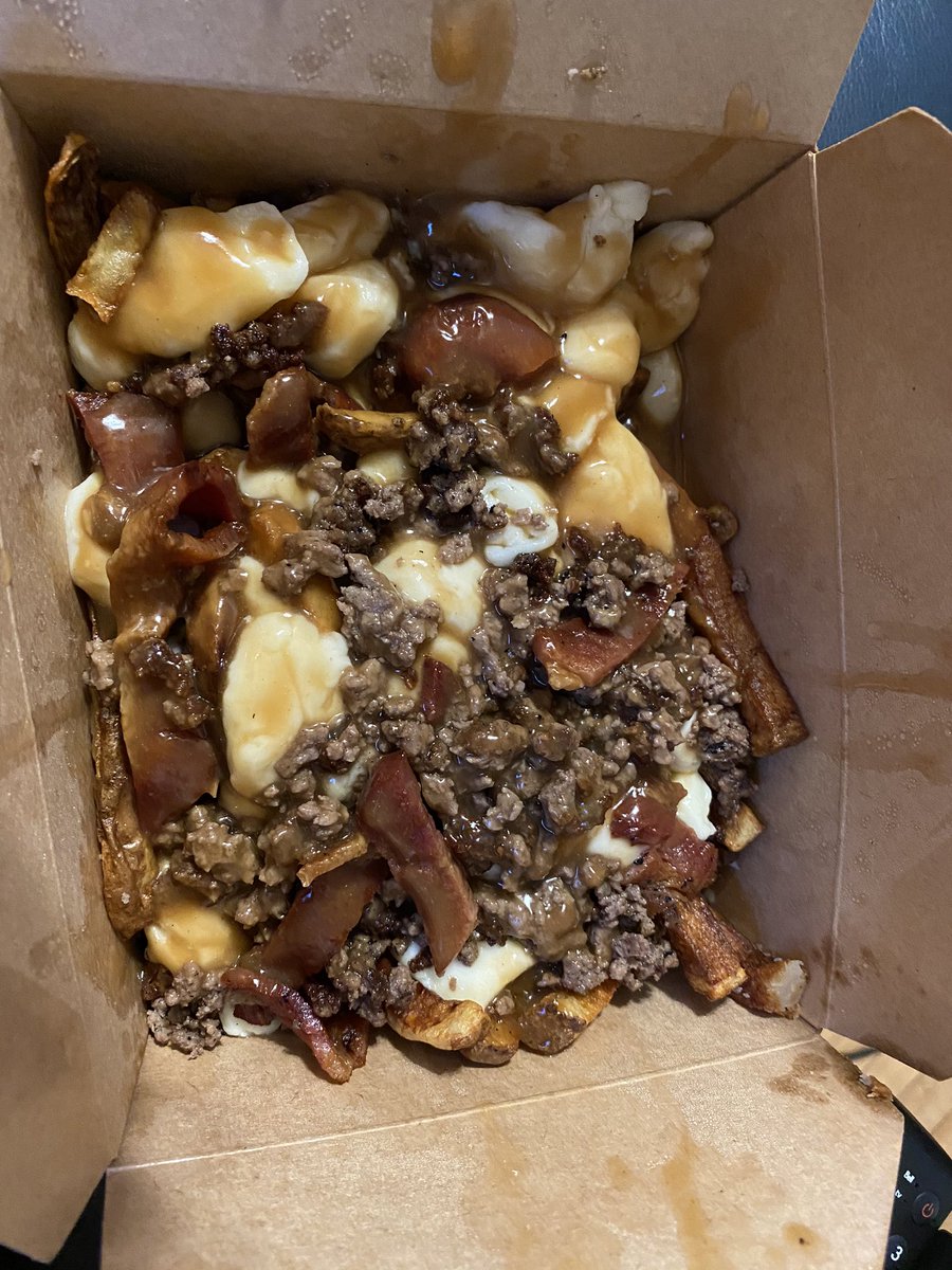 jayradio's tweet photo. @SidneyDiongzon ...ready to move to 🇨🇦 yet? :p #cheeseburgerpoutine https://t.co/yn8DNbjoRR