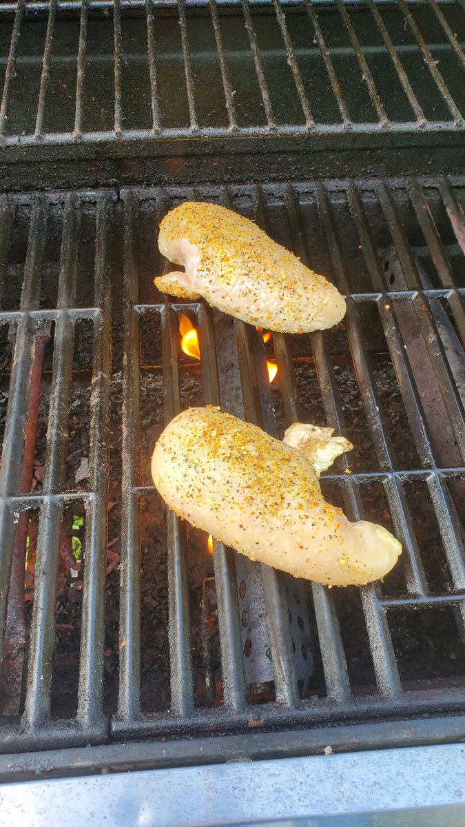 Itz_Taz_765's tweet photo. Grilled Lemon Pepper Chicken and savory rice? Don't mind if I do
#noms #mensshit #Grilling #Indiana #kokomo #cookingout #dinnerwithbabe #HealthyEating #gettinit #gay #gayindiana #gayboy #summer #goodeats https://t.co/VMBnU0MRvv
