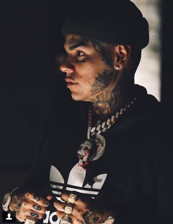 .<a href="/6ix9ine/">6ix9ine</a>’s “TattleTales” aiming for #1 debut in the US with 150K units based on early reports (via <a href="/HITSDD/">HITS</a>).