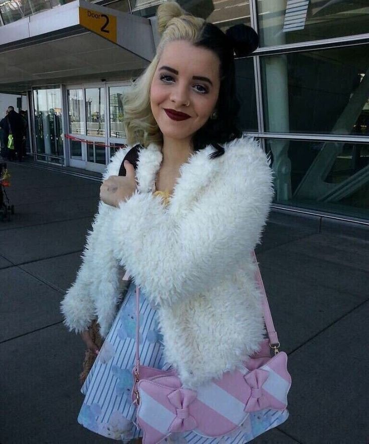 MelMartinez_ma's tweet photo. Lovely girl! ❤
#melaniemartinez #crybaby
#littlebodybigheart #k12ishere
#k12tour #crybabytour #crybabyalbum #crybabymelanie
#mel #Martinez #crybabyfandom
#streamplaydate
#ميلاني_مارتينيز
#ميلاني_مارتنز https://t.co/aZClNOivB7