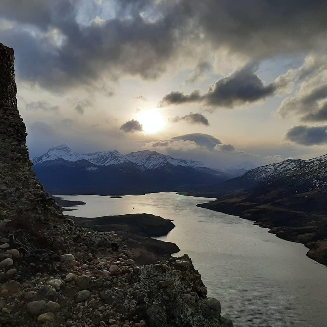 Cae la tarde en el sector de Laguna Sofía. 

Los días son más largos, la primavera está muy cerca 🌸🌸

Foto: Ignacio Labraña 

#PuertoNatales #BuenSabado