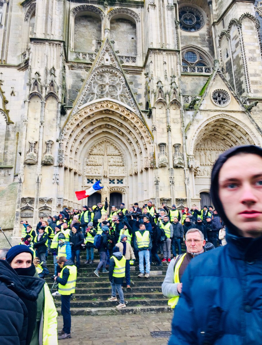 alancelin's tweet photo. La Fièvre en vitrine ce samedi à Bourges
Rien ne pouvait me faire plus plaisir en cette semaine de parution aux @editionsLLL. Les vrais savent @FlyRiderGj @AntoineBirot @PLudosky @NRamphft
#ActeX #19janvier2019 #Climax https://t.co/ZJEVxIGWaa