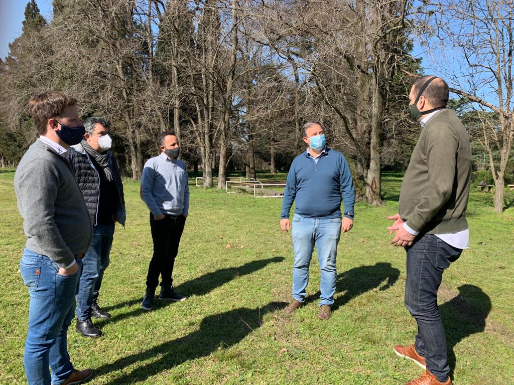 (AHORA) En el Hogar El Alba de Ministro Rivadavia recibimos a Pablo Flores, titular de AEFIP, y compartimos una hermosa jornada con juguetes, libros y golosinas para los niños y las niñas en el marco del Mes de las Infancias. #SomosBrown
