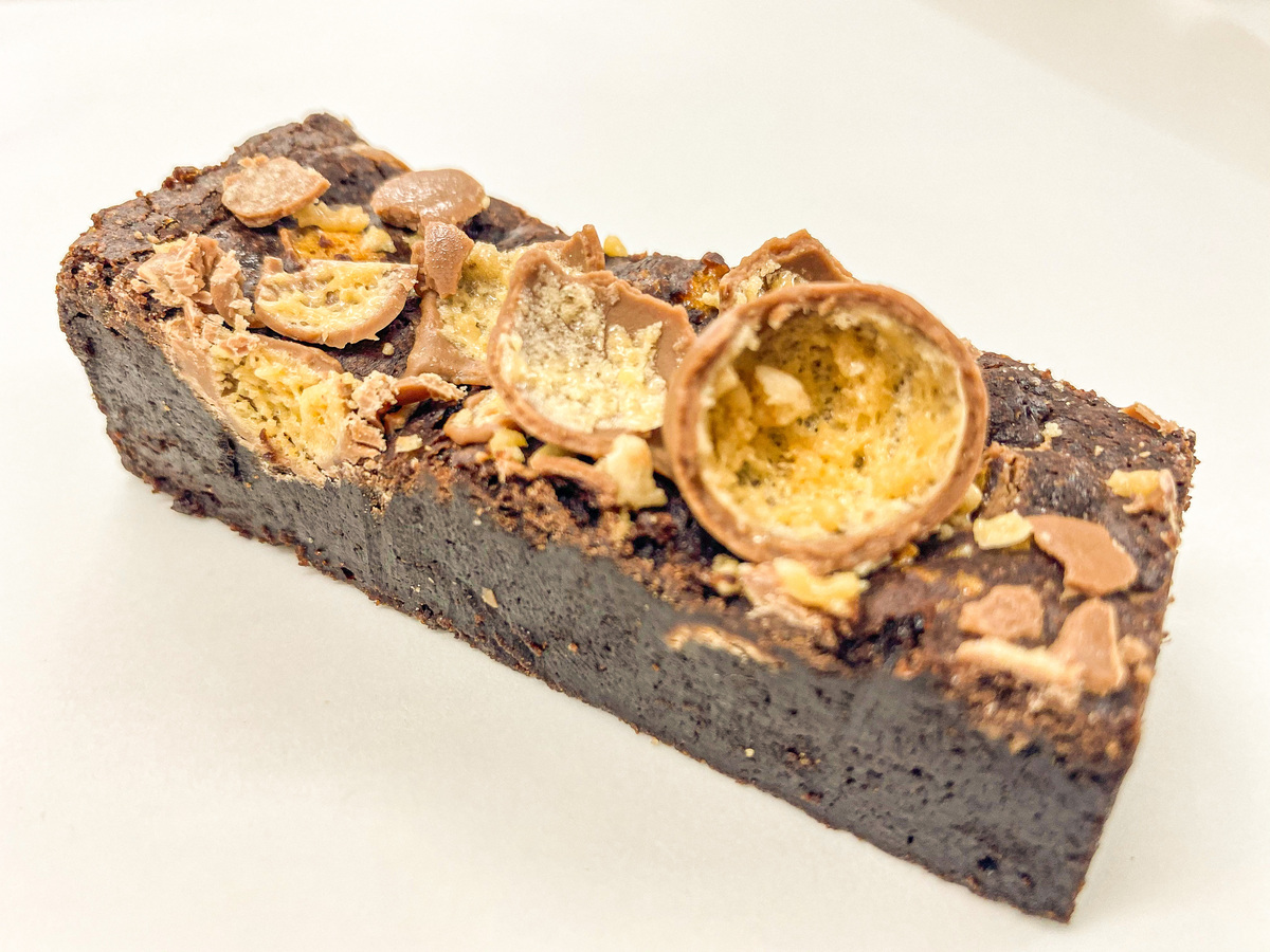 grazedbrownies's tweet photo. ⚠️ WARNING - This post will give you serious FOOD ENVY!!! ⚠️
.
Introducing our LIMITED EDITION Malteser Brownie... 😍
.
Gooey chocolate brownie, covered in Malteser pieces.
Absolute HEAVEN and a feature in our September box!
.
.
#grazedbrownies #septemberbox #brownies https://t.co/PXWc2rNEBm