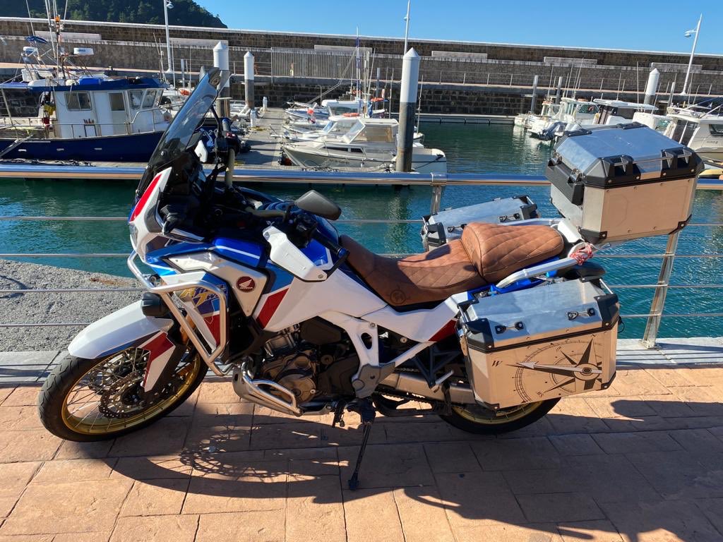 #AFRICATWIN1100 PREMIUM

#tapiceriadelamoto #lolopamanes #asientosmoto #motos
#diseñarmotos #moteros #mototravellers #advriders
#ktmriders #adventurebikerider #adventurebike
#enduro #calefaccionasientomoto #mototurismo #motoviajeros #bmwadventure #bmwmotorrad #mototouring #BMW