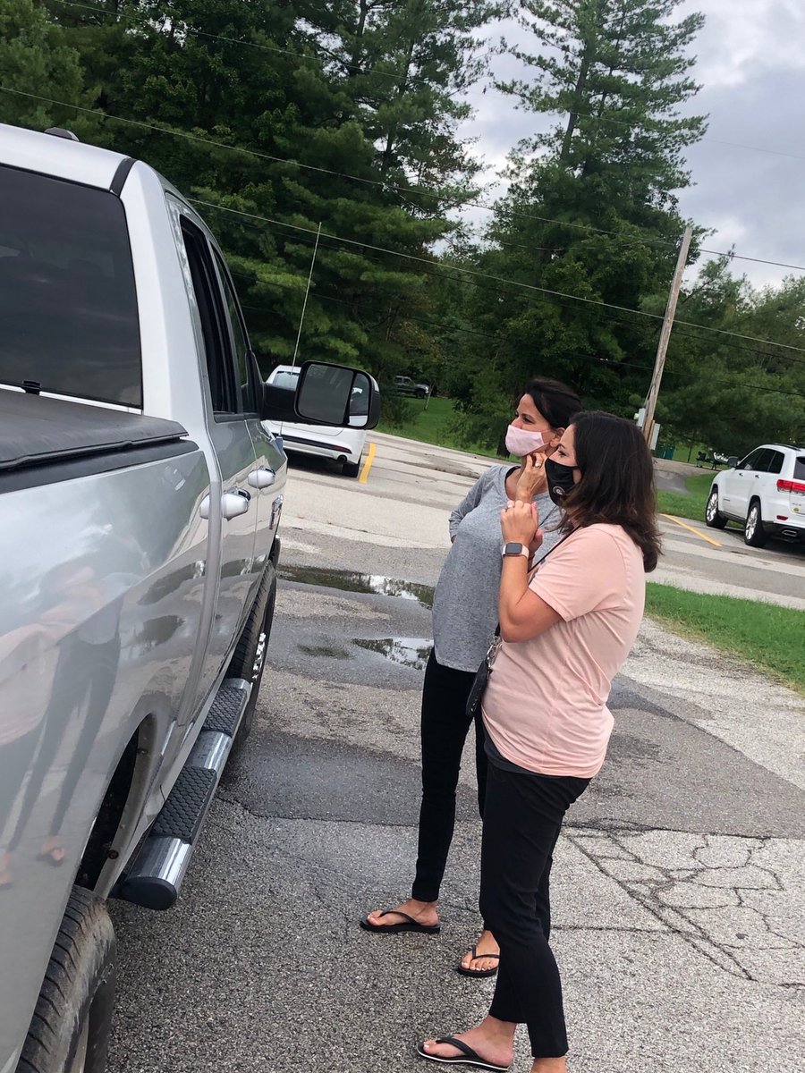 PutnamWVSchools's tweet photo. Hurricane Town Elementary staff welcome #HTELeaders at their drive-through Meet the Teacher parking lot parade! 🚗 🚗 🚗

#Back2SchoolPCS
#PutnamProud https://t.co/WXD35h1CWF