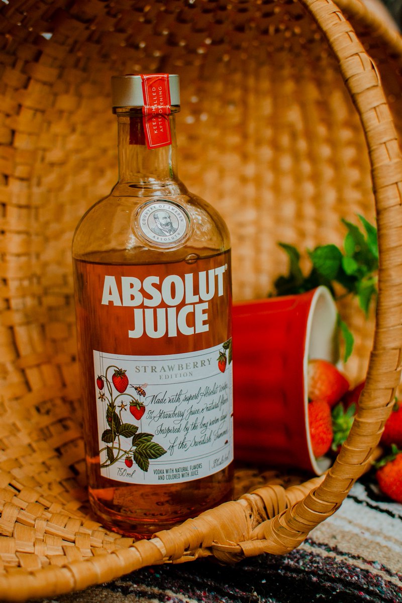 KPeetza's tweet photo. We are about to #GetJuicy with a little bit of backyard camping! This Strawberry Absolut Juice by @AbsolutUS is the perfect way to make a super simple cocktail! Just Absolut Juice, ice, and soda water and you're good to go! #AbsolutPartner https://t.co/FvXWs8oOhQ