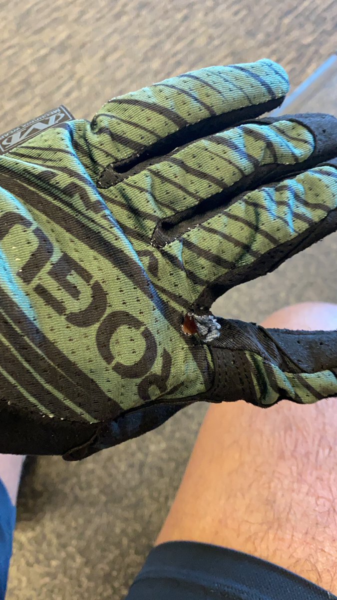 MausVader's tweet photo. @RogueFitness literally my 2nd workout with these gloves and they are ready falling apart #fail https://t.co/9NlSFu5k1p