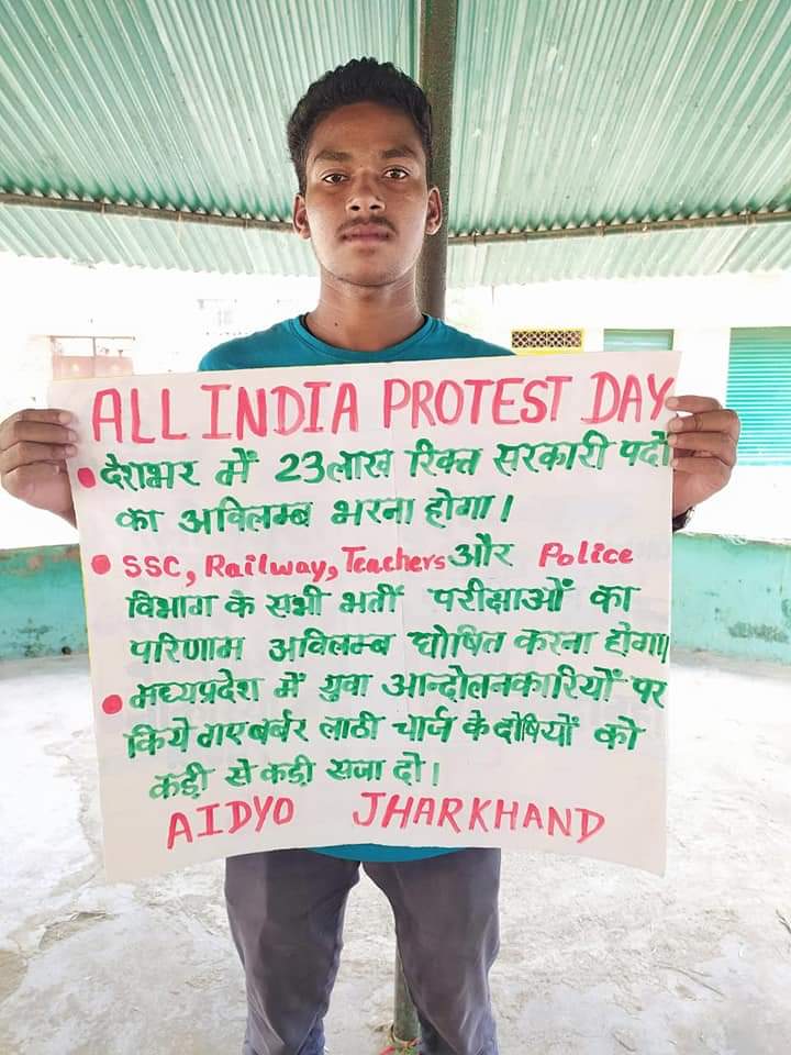 AIDYO_MP's tweet photo. #AllindiaProtestDay
#WeWantJobNotLathi
#ShameOnMPgovt
#UniteAgainstPoliceBrutality
#AIDYO
भोपाल में प्रदर्शनकारी बेरोजगार युवाओं पर की गई FIR रदद् करो,सभी विभागों में रिक्त पड़े पदों पर तुरंत भर्ती की मांग पर अखिल भारतीय विरोध दिवस मनाया-AIDYO https://t.co/vHZSfP3i61
