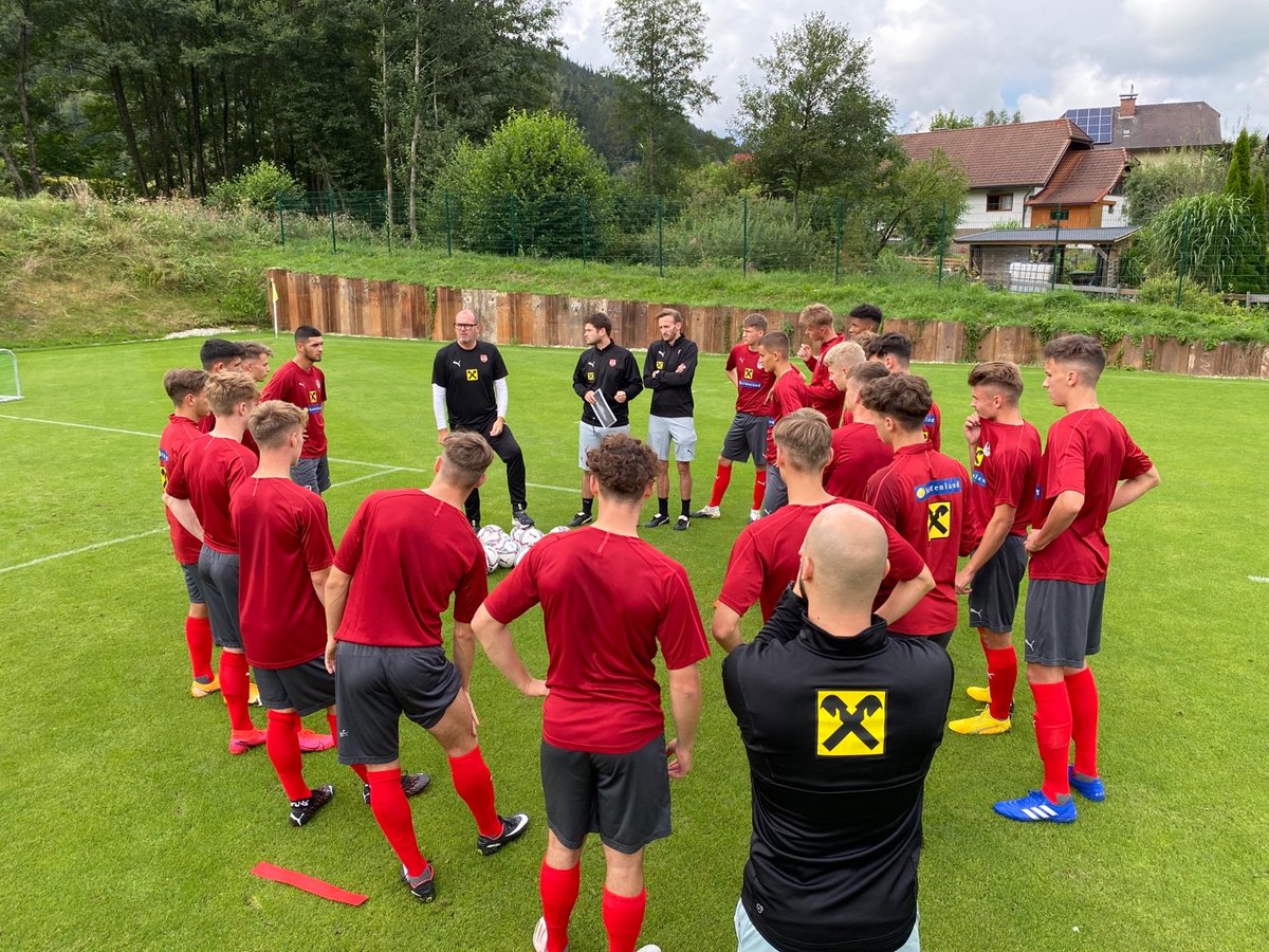 MartinScherb's tweet photo. @work nach 6 Monaten "Zoom, Teöefon, whats app und SAP Sportsone App" Beziehung endlich wieder gemeinsam am Platz #oefbyoungsters #2003er #nextgeneration https://t.co/9iiYy4nW0V