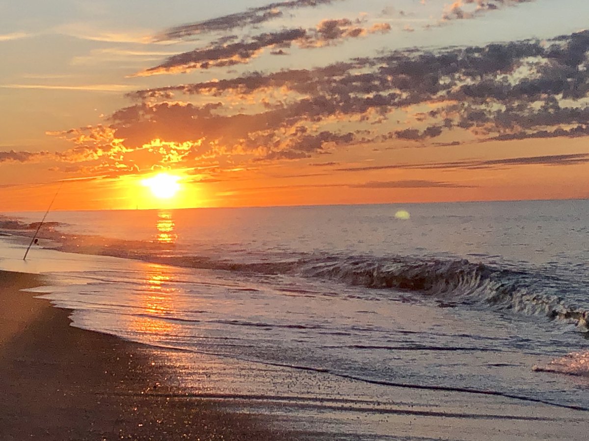 pescalino05's tweet photo. Sunrise &amp; Surf Fishing to end our summer vacation https://t.co/k8XNv1v5Ca