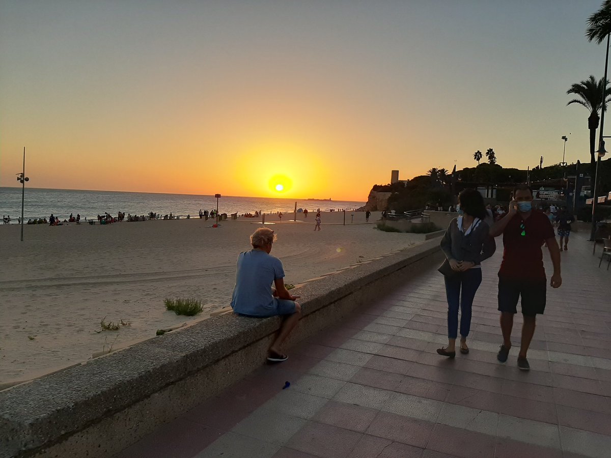 Chiclanagirl's tweet photo. The sun going down on our beach. #LaBarossa https://t.co/5PFFmJZnvG