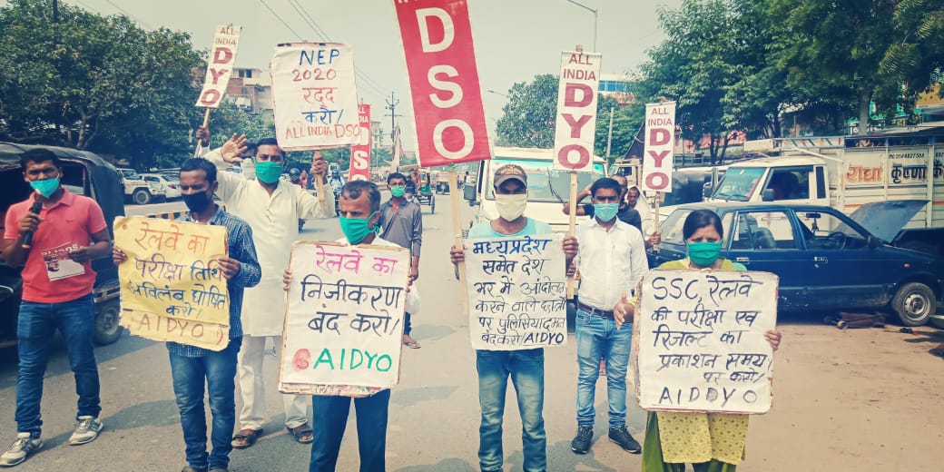 AIDYO_MP's tweet photo. #AllindiaProtestDay
#WeWantJobNotLathi
#ShameOnMPgovt
#UniteAgainstPoliceBrutality
#AIDYO
भोपाल में प्रदर्शनकारी बेरोजगार युवाओं पर की गई FIR रदद् करो,सभी विभागों में रिक्त पड़े पदों पर तुरंत भर्ती की मांग पर अखिल भारतीय विरोध दिवस मनाया-AIDYO https://t.co/7Mbpmvg1wr https://t.co/pmz5kPuoFT