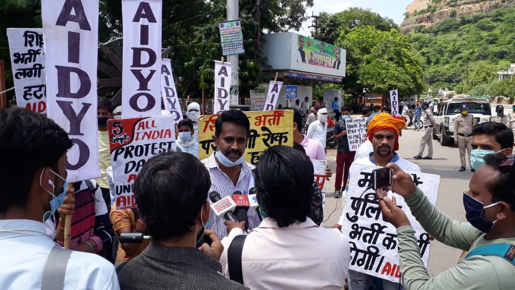 AIDYO_MP's tweet photo. #AllindiaProtestDay
#WeWantJobNotLathi
#ShameOnMPgovt
#UniteAgainstPoliceBrutality
#AIDYO
भोपाल में प्रदर्शनकारी बेरोजगार युवाओं पर की गई FIR रदद् करो,सभी विभागों में रिक्त पड़े पदों पर तुरंत भर्ती की मांग पर अखिल भारतीय विरोध दिवस मनाया-AIDYO https://t.co/7Mbpmvg1wr https://t.co/pmz5kPuoFT
