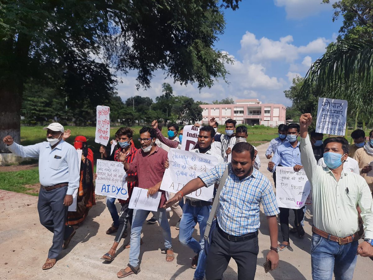 AIDYO_MP's tweet photo. #AllindiaProtestDay
#WeWantJobNotLathi
#ShameOnMPgovt
#UniteAgainstPoliceBrutality
#AIDYO
भोपाल में प्रदर्शनकारी बेरोजगार युवाओं पर की गई FIR रदद् करो,सभी विभागों में रिक्त पड़े पदों पर तुरंत भर्ती की मांग पर अखिल भारतीय विरोध दिवस मनाया-AIDYO https://t.co/7Mbpmvg1wr https://t.co/pmz5kPuoFT