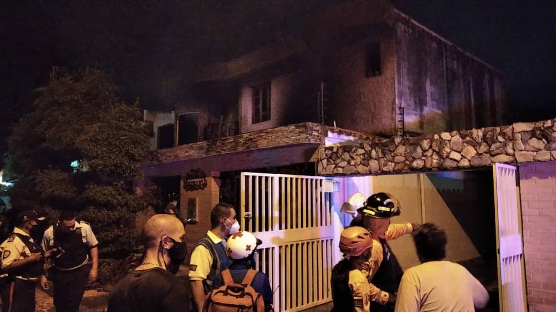 📍#REPORTE 👉🏽 El equipo del @PCCarabobo atendieron incendio de dos inmuebles en el Municipio Valencia, Parroquia San José, Urb  Parral calle Rio Capanaparo controlando así las llamas sin ninguna persona fallecida. 

#SoloQueremosSalvarVidas