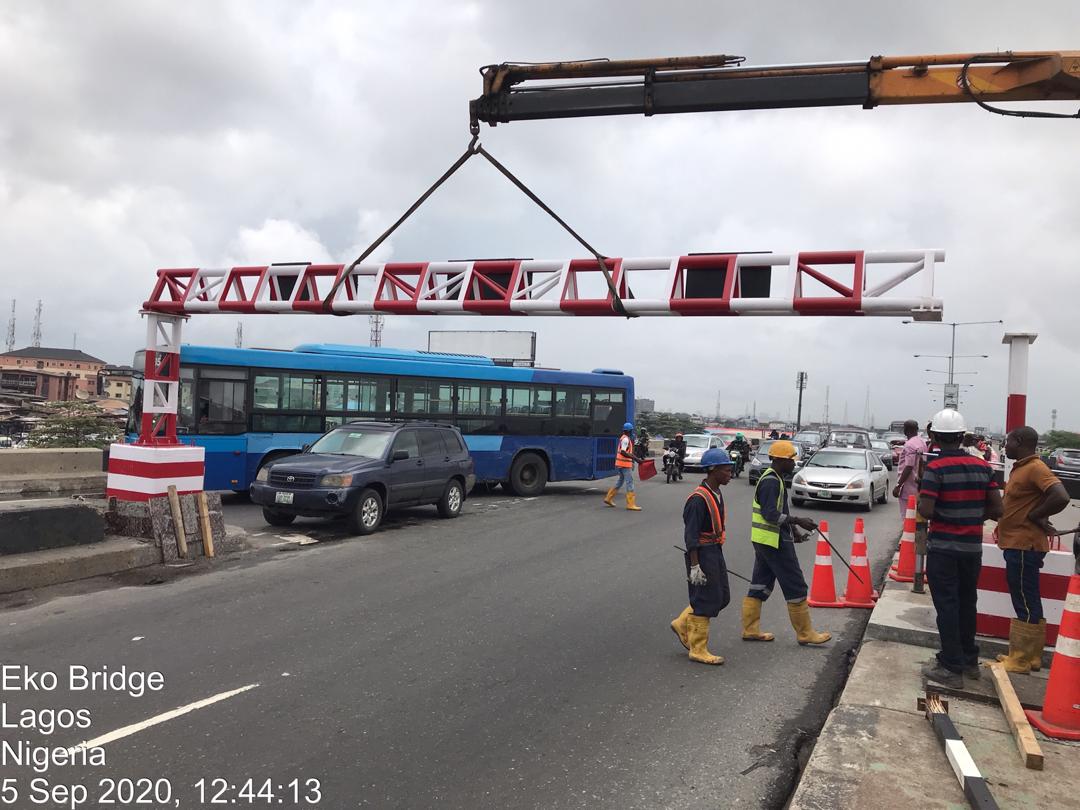 trafficbutter's tweet photo. VIA @@FMWHNIG: #FGAtWORK...Next Level Agenda: Ongoing installation of 2.4 metre height Steel Gantry and Warning Signs on Eko Bridge to prevent Axle Load abuse on the Bridge. https://t.co/znuI3hfmwn