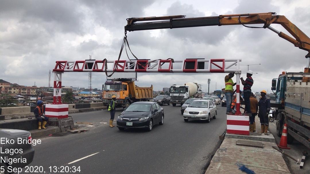 trafficbutter's tweet photo. VIA @@FMWHNIG: #FGAtWORK...Next Level Agenda: Ongoing installation of 2.4 metre height Steel Gantry and Warning Signs on Eko Bridge to prevent Axle Load abuse on the Bridge. https://t.co/znuI3hfmwn