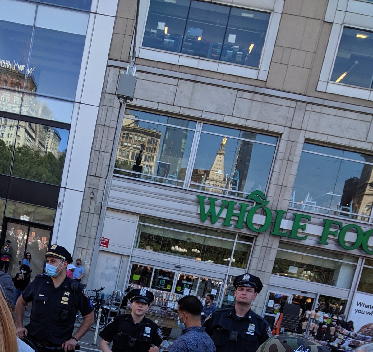 SunnyStims's tweet photo. #Sept5Protests #Sept5thprotest #TrumpPenceOutNow
Two #NYPD officers on duty in Union Square without masks. https://t.co/vslEi8gu2g