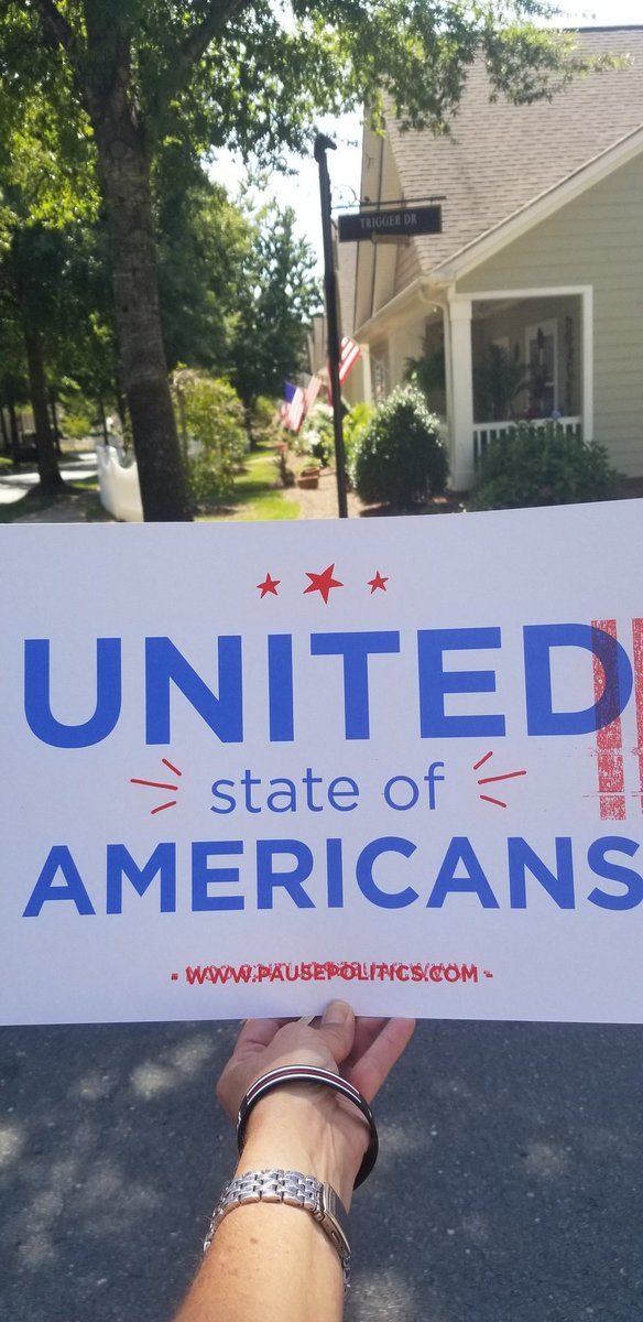 mischelle_reece's tweet photo. @FreedomWorks #pausepolitics #celebrateamericans Even on Trigger Drive, We will take a break for ONE DAY to Celebrate US!! Look at all those flags! We call this "Flag-row". 🇺🇸❤🇺🇸❤🇺🇸 https://t.co/OWfnwHRPES