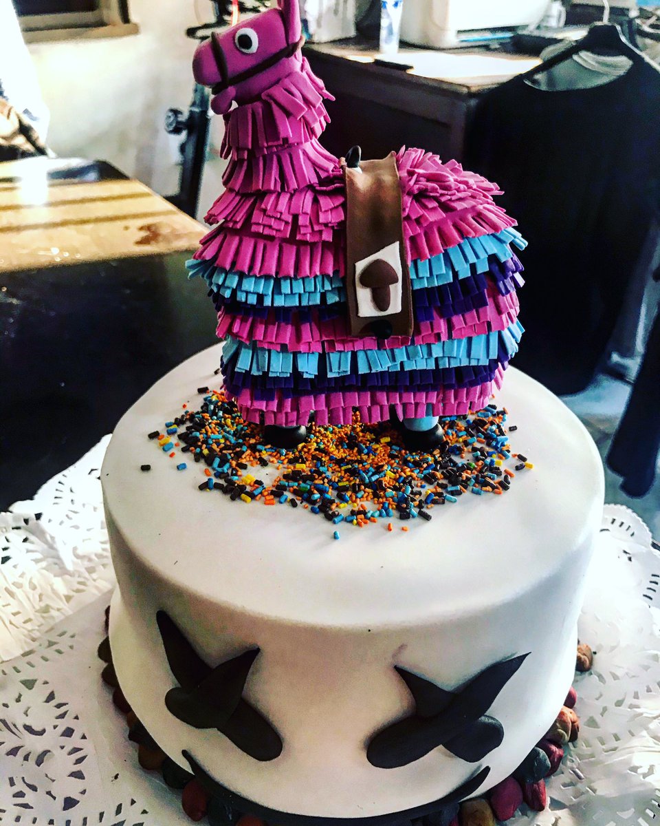 #felizcumpleaños Hijo!!
Gracias <a href="/palicakehouse/">Pali Cake House</a> por la torta 🎂 de <a href="/ForniteInf/">Fortnite</a> 
<a href="/PlayStation_LA/">PlayStation Latam</a>