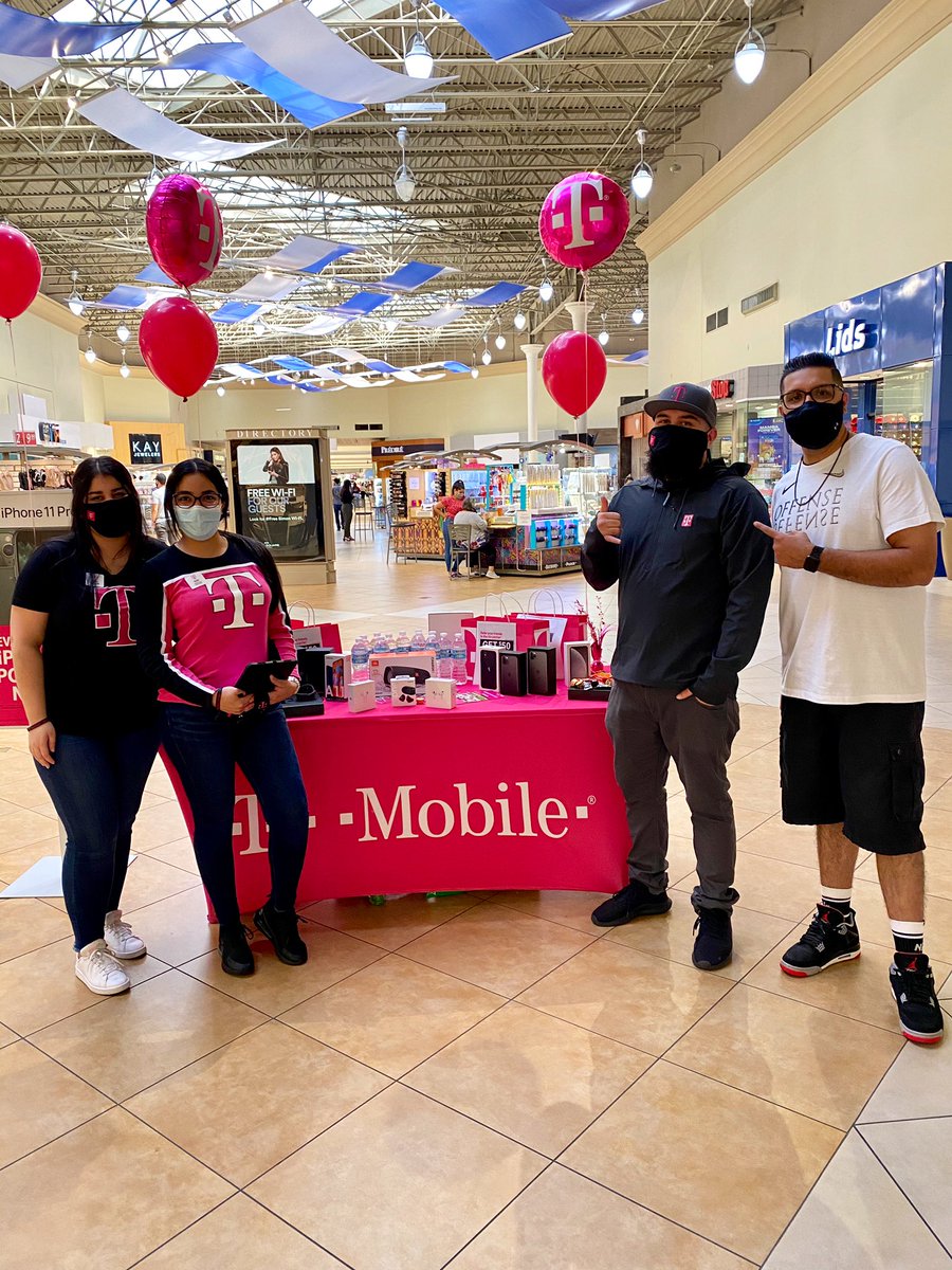 Ovais_L's tweet photo. The Arch team ready for a huge weekend in Coral Square Mall! Awesome promos! Go check them out by the food court! #FTLWPB #risingtide #NewTMobile @Matt__W2 @MAbrotsky @RyanShiell https://t.co/eYdfE2ZU5I