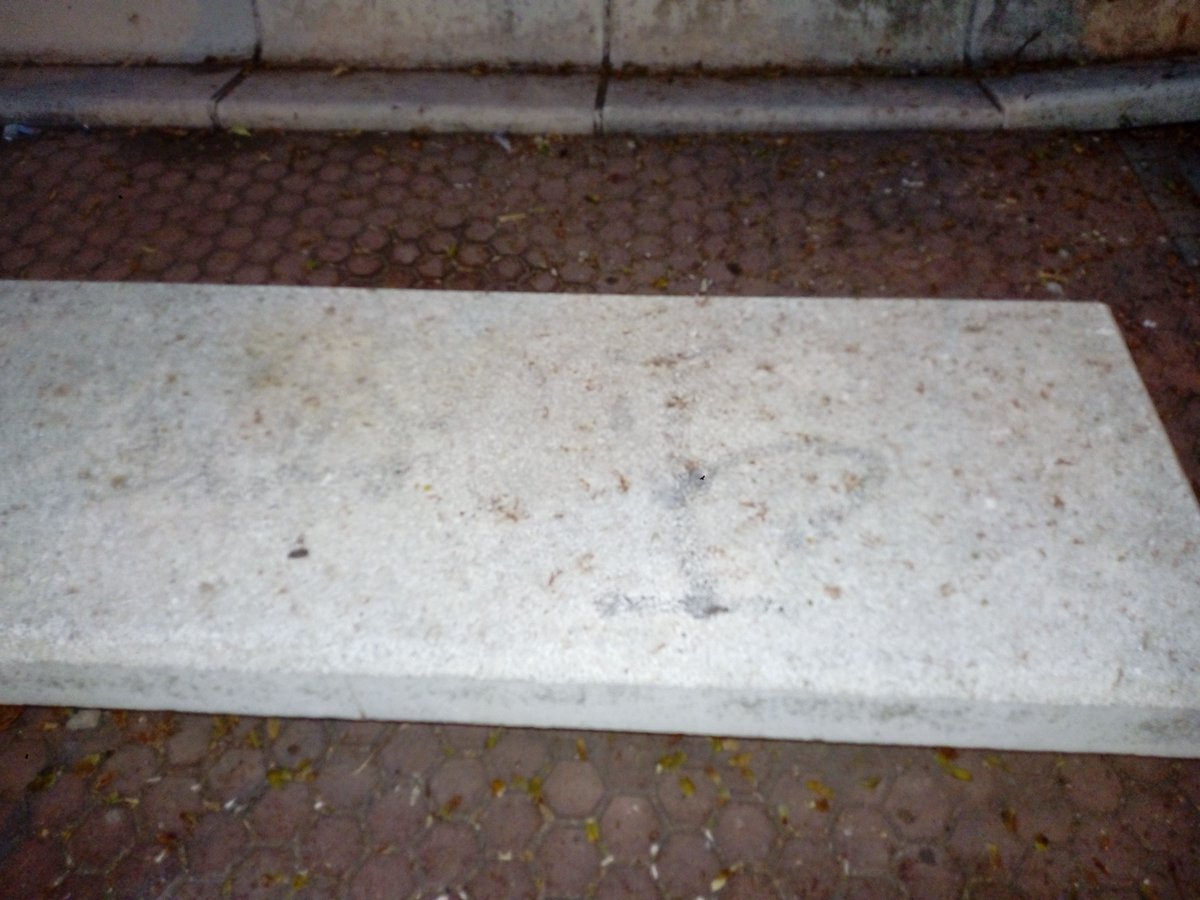 kyffiker's tweet photo. Ayuntamiento de Sevilla  @Ayto_Sevilla
Sevilla Limpia ¿Limpia?

Estado de la Plaza de la Juncal. A ver si se pasan por aquí y le pegan un buen repaso a los bancos. https://t.co/ZChYshH4KH