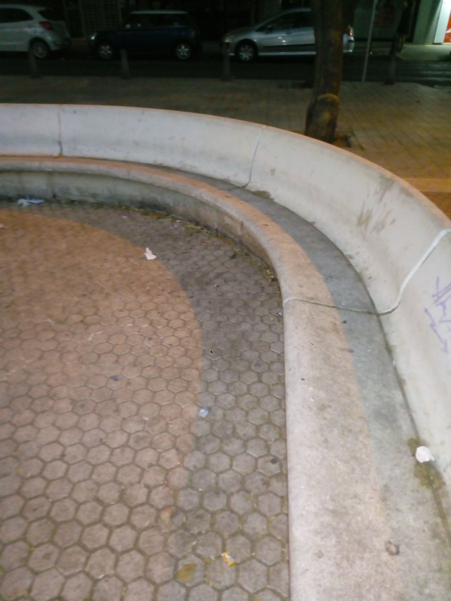 kyffiker's tweet photo. Ayuntamiento de Sevilla  @Ayto_Sevilla
Sevilla Limpia ¿Limpia?

Estado de la Plaza de la Juncal. A ver si se pasan por aquí y le pegan un buen repaso a los bancos. https://t.co/ZChYshH4KH