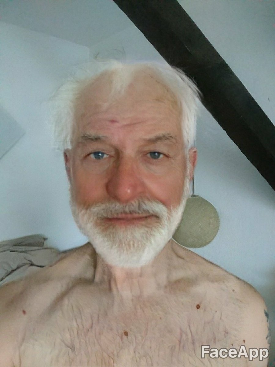 stroppoo's tweet photo. mama hat gesagt ich soll mir gedanken mache wo meim cash herkommt wenn ich alt bin. (wie talked sie überhaupt) 

ernstgemeinte FRAGE:
was macht ihr wenn ihr alt seid? so opa alt. (schreibe 1 neuen hit. brauche inspiration) 

(stroppo, 70, spielt gandalf in herr der ringe teil 69) https://t.co/F94ufXYaau