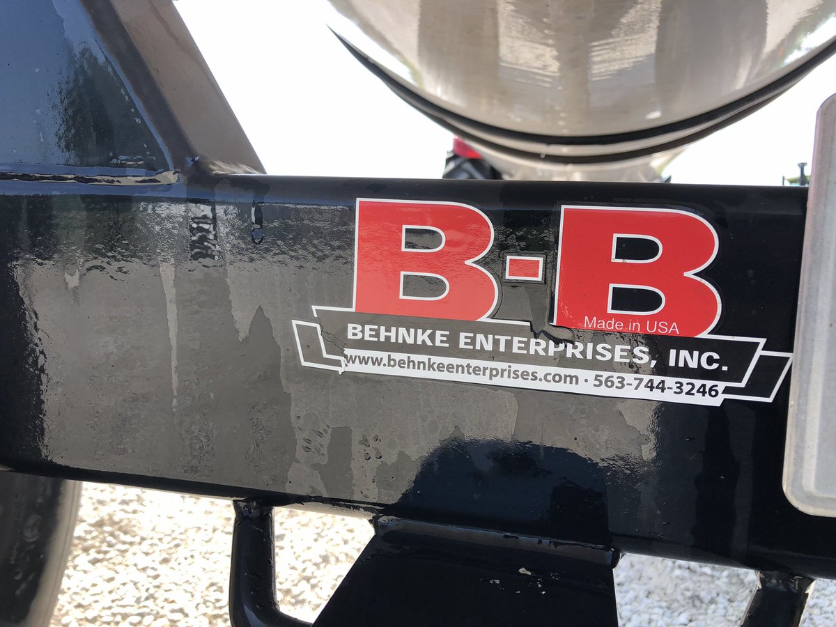 chad_unzicker's tweet photo. For sale - 2 1450 gal NH3 tanks. Both are BB running gears, spring loaded lift assist telescope tongues w catwalk &amp; hand rails, always stored in shed. Never had N-serve, set up for 30” rows. ‘08 tank w ‘09 running gear $8500, ‘13 tank w/ ‘16 running gear $9250. RTs appreciated. https://t.co/luu0jFn238