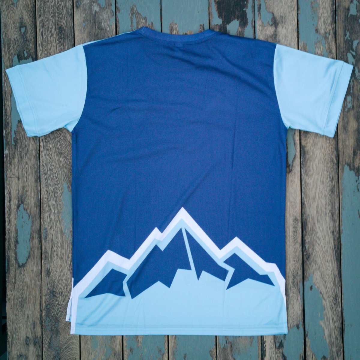 The_Kitsman's tweet photo. 🏆 𝘎𝘪𝘷𝘦𝘢𝘸𝘢𝘺!

Thanks to @SkadiSoccer we're able to give away this totally bespoke Antarctic FC ❄️  shirt in a medium. It's sooo 'cool'... seriously it's a really great design.

How to enter;

1️⃣ Follow @SkadiSoccer
2️⃣ Retweet this post

Good Luck �� https://t.co/u6umtGzEDg