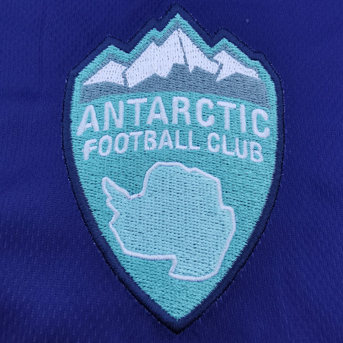 🏆 𝘎𝘪𝘷𝘦𝘢𝘸𝘢𝘺!

Thanks to @SkadiSoccer we're able to give away this totally bespoke Antarctic FC ❄️  shirt in a medium. It's sooo 'cool'... seriously it's a really great design.

How to enter;

1️⃣ Follow @SkadiSoccer
2️⃣ Retweet this post

Good Luck 🤞