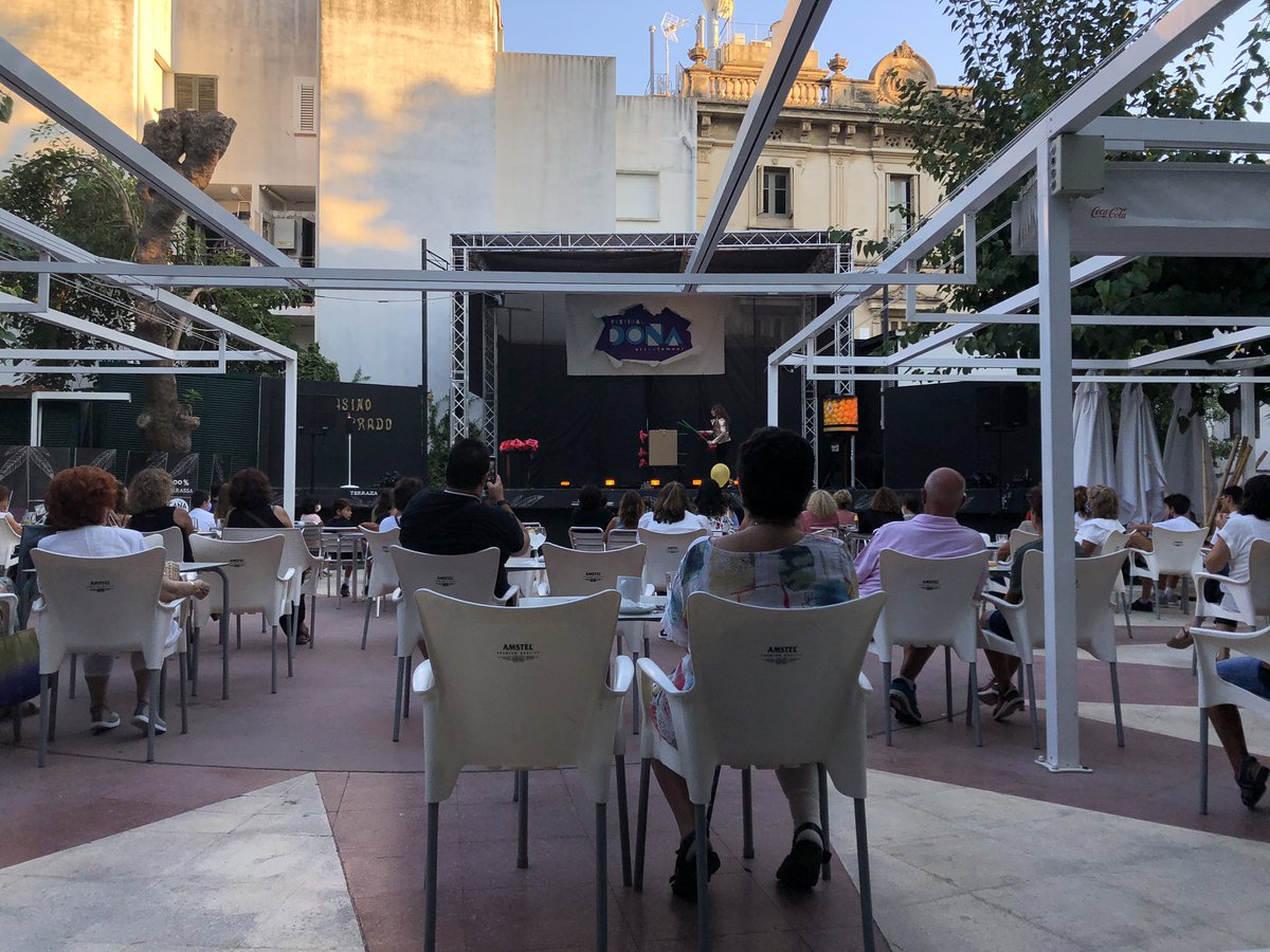 Fantàstica iniciativa del <a href="/CasinoPrado/">Casino Prado</a>, recolzant l’art en femení. Contenta i alhora enfadada. 1r cop que veig una dona fent màgia en 21 anys de vida. Queda molt camí per recórrer! #artenfemení