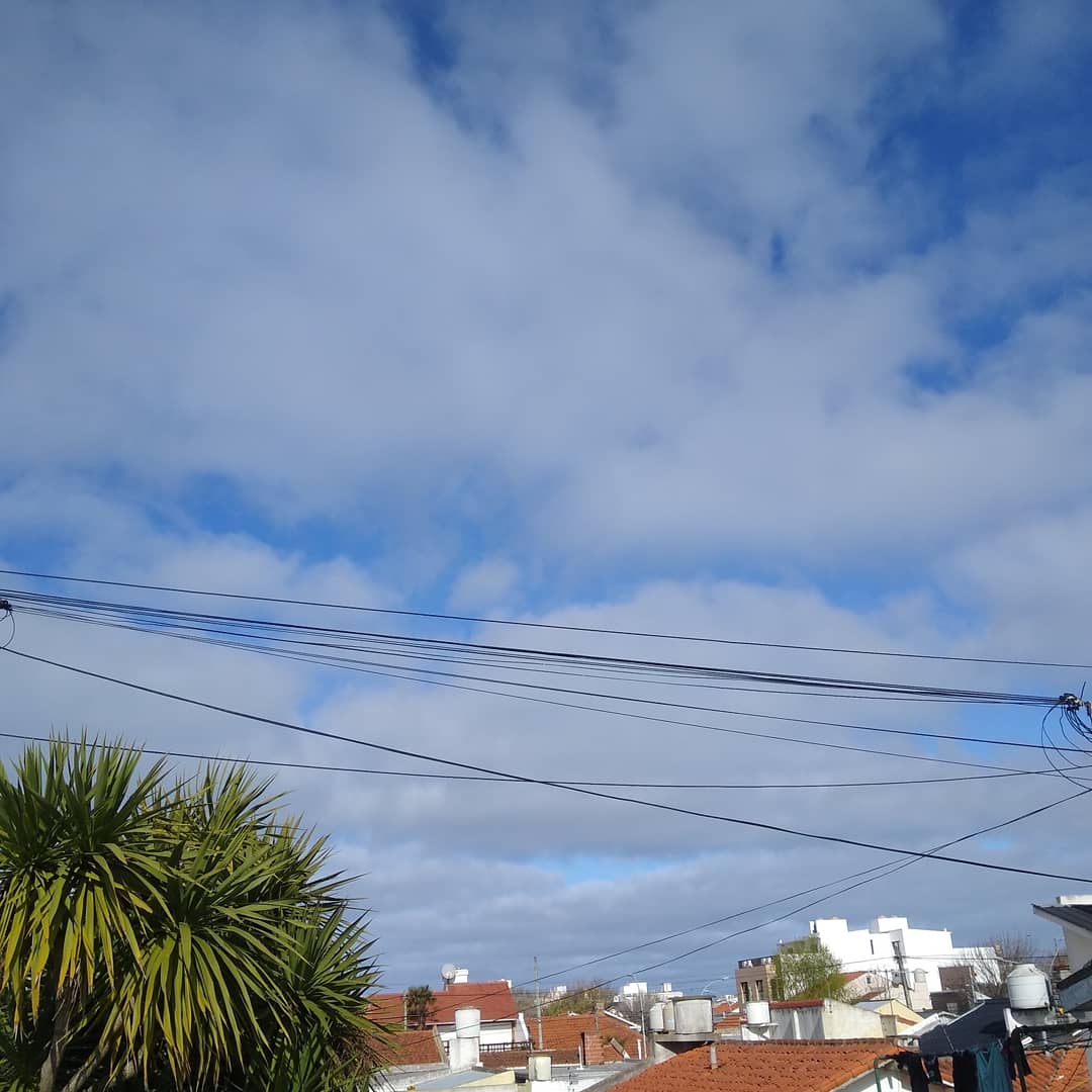 Tiempodealerta's tweet photo. #Weather #ArgentinaEnVivo
#clouds #photography
#MarDelPlata #frio #atlanticocean
#hernansasso 

Imágenes a 400 metros del mar.
Ingreso de aire frío marítimo desde el sudeste. Nubes bajas/estratos.
Tarde fría con baja sensación térmica, 10°c y 7°c. https://t.co/VRjitbizeR
