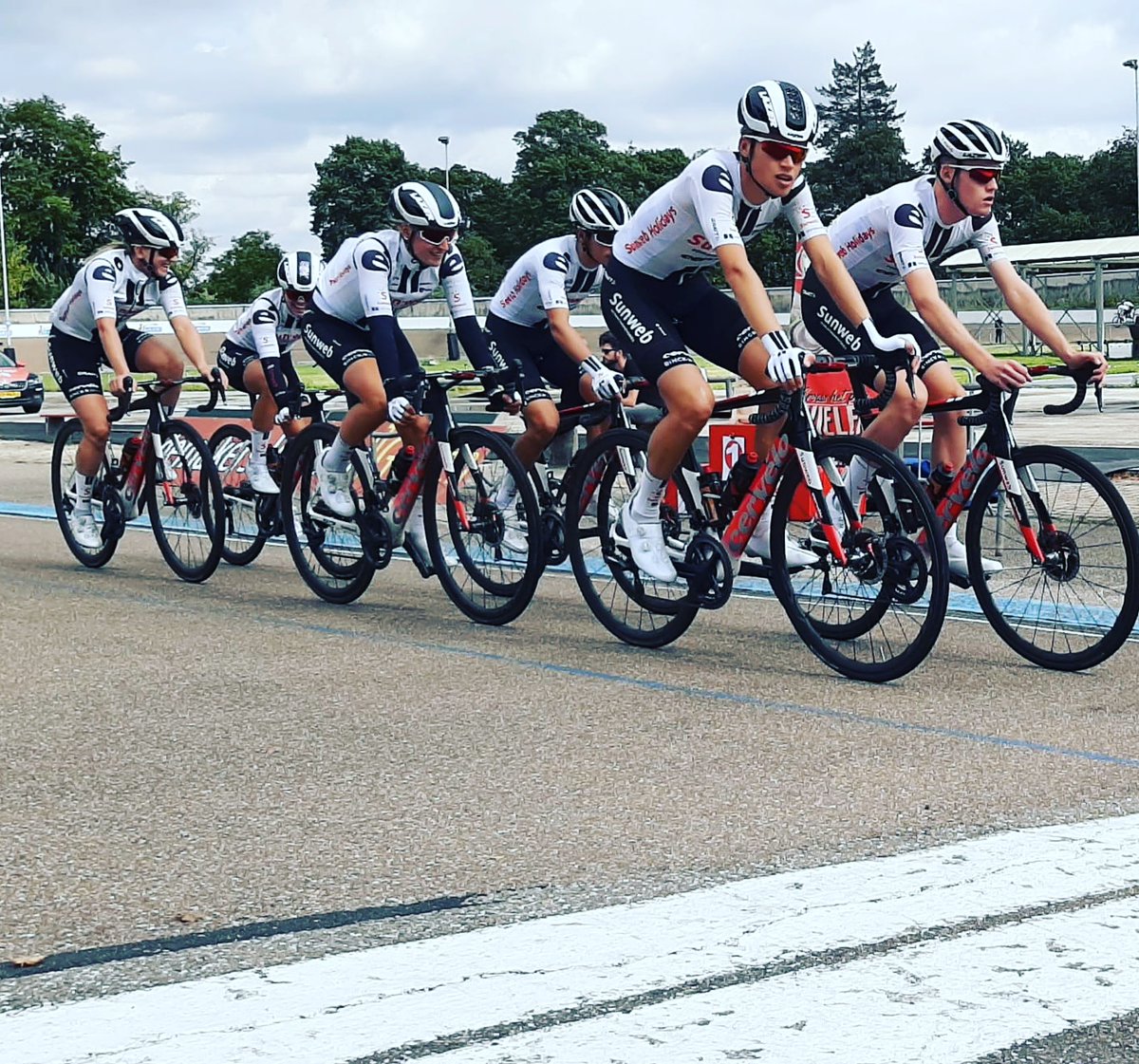 WielerbaanGL's tweet image. @TeamSunweb Puntenkoers
@NilsSinschek @RoyCurvers