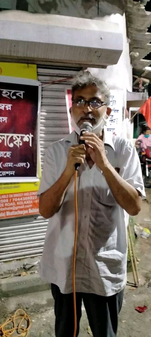 CBehala's tweet photo. আজ 5 সেপ্টেম্বর গৌরী লন্কেশের শহীদ দিবসে  CPIML কালিতলা ব্রাঞ্চের উদ্যোগে ��্বরণসভা কর্মসূচি কালিতলা মোড়ে॥বক্তব্য রাখেন CPIML নেতা কমরেড বাসুদেব বসু,মিঠিলেশ সিং, রঞ্জিত কর্মকার ও AISA বেহালা জোনাল সম্পাদক কমরেড অতনু,কমরেড সোম।পরিচালনা করেন ছাত্র কমরেড রাহুল॥

#IfWeDoNotRise https://t.co/tJNMR1E1Be