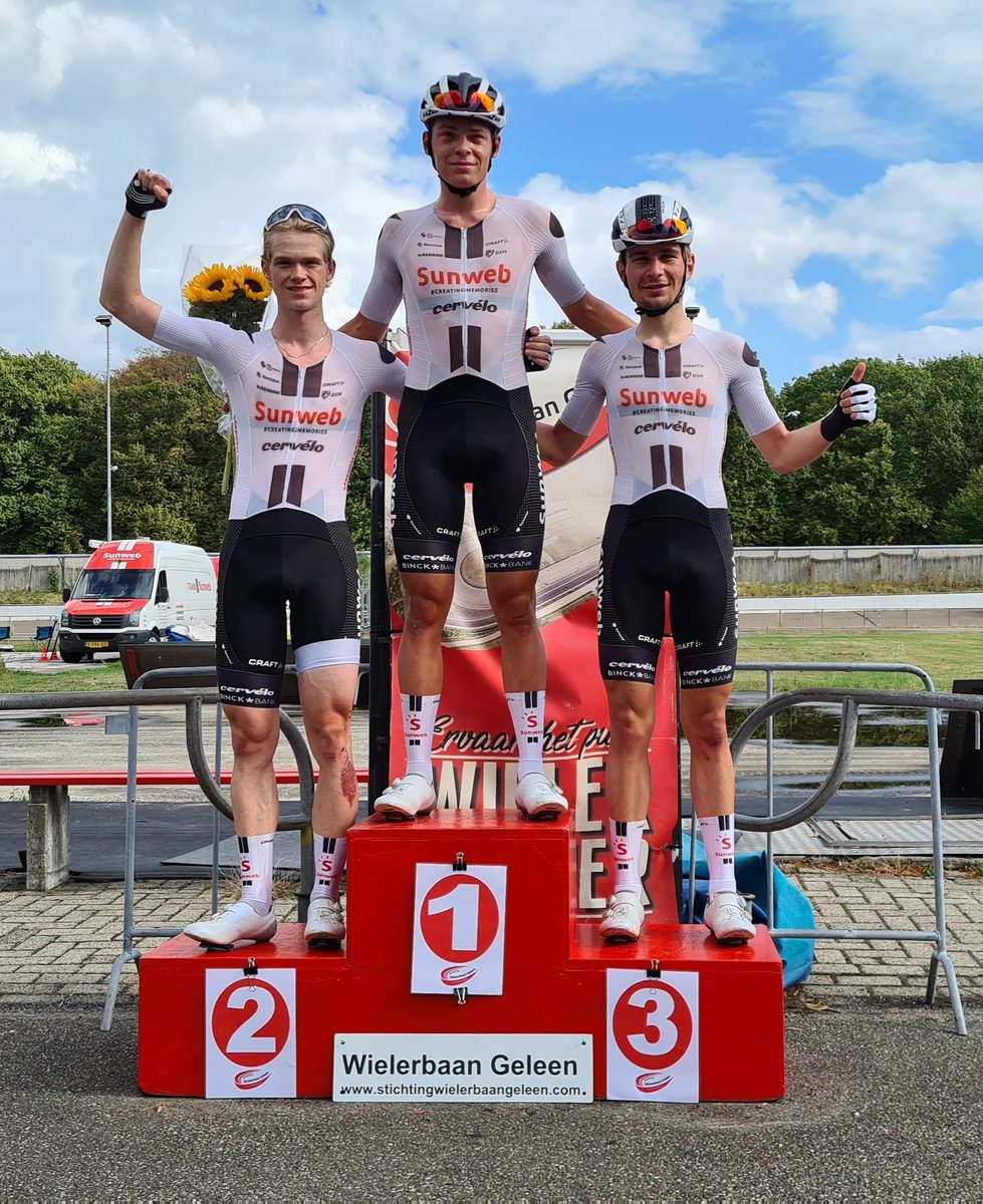 WielerbaanGL's tweet image. SENSATIONELE  @TeamSunweb PUNTENKOERS.

𝗠𝗔𝗡𝗡𝗘𝗡 𝗗𝗲𝘃. 𝘁𝗲𝗮𝗺. (8 x 9 ronden 500m)
1. Marius Mayrhofer (D) 
2. Vegard Stokke (NO)
3. Nils Sinschek (NL)
𝗩𝗥𝗢𝗨𝗪𝗘𝗡 𝗪𝗼𝗿𝗹𝗱𝘁𝗼𝘂𝗿 (6 x 9 ronden)
1. Pfeiffer Georgië (GB)
2. Anna Henderson (GB)
3. Leah Kirchman (CAN)