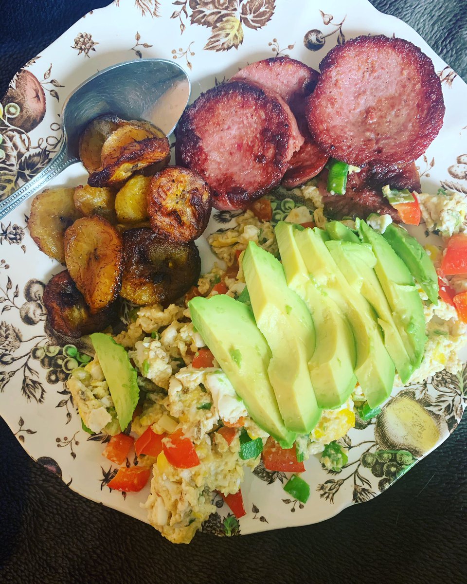 LoveBlackRoses_'s tweet image. It’s little things like this. #breakfastbymybabe #whileinzoomclass #bio102