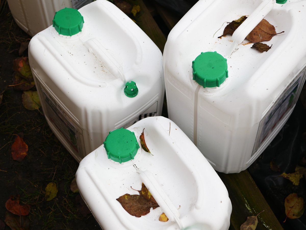 In #Voerendaal en #Puth moest de brandweer zaterdagavond in actie komen vanwege gedumpte vaten.