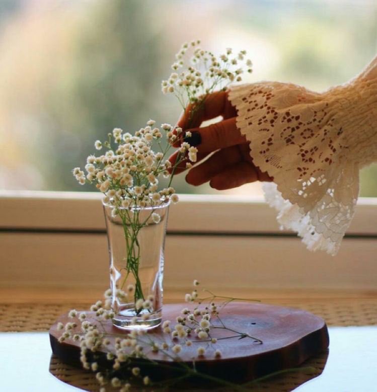 أحبُ العبث وأرسم الورد...وتقبيل يديك ...
أحب اكتب اسمك على الجدران...لتصبح امام عيني حروفك حدائق ومشاتل ورد .............::::::::::H