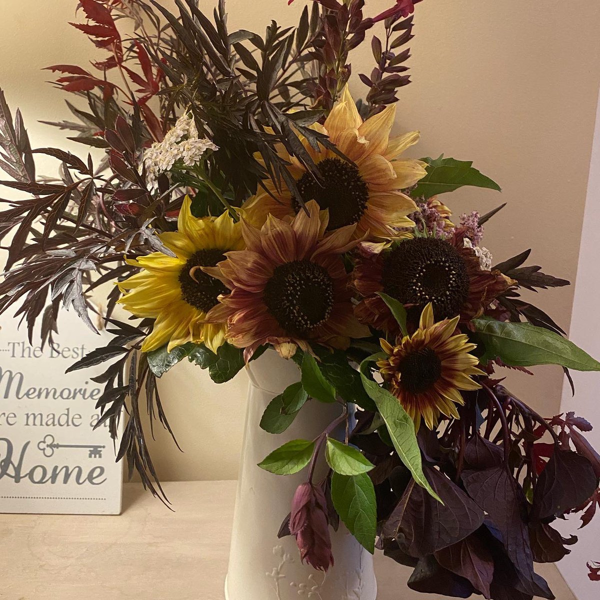 TheIrishMammy1's tweet photo. GYO bouquet.  Flowers and foliage frm mygarden Hope to grow morecut flowers nxt year  Sometimes we just have 2go out and pick 2realise what we already have. 🙏 Laura @gardenanswer for the inspiration.
#instaflowers #irishflowers #cutflowers #irishgarden #homegrown #chemicalfree https://t.co/pBQqnGeu01
