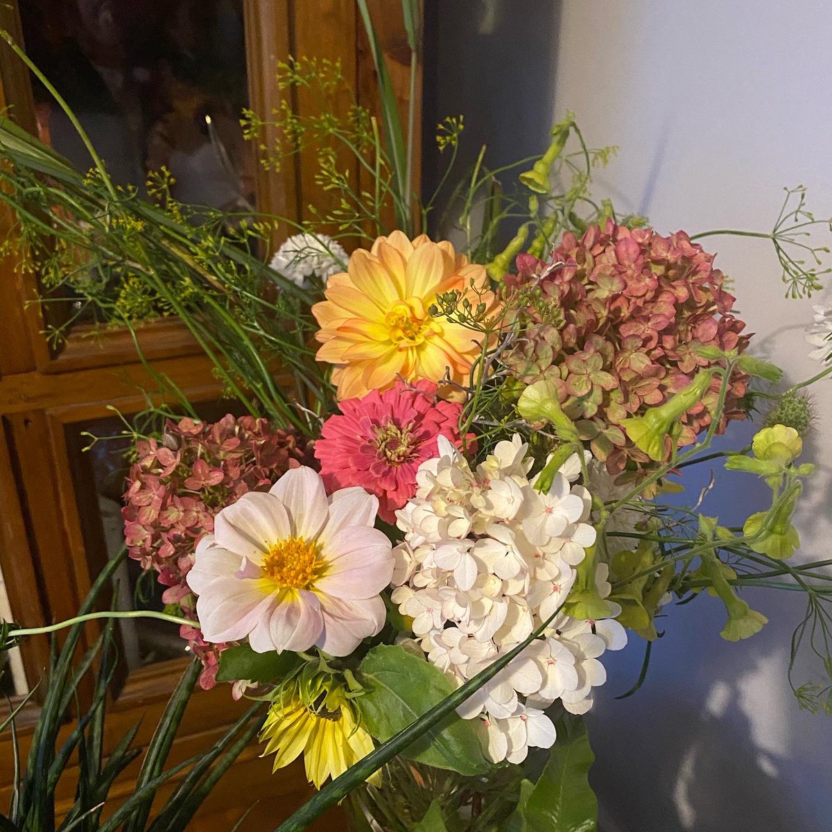 TheIrishMammy1's tweet photo. GYO bouquet.  Flowers and foliage frm mygarden Hope to grow morecut flowers nxt year  Sometimes we just have 2go out and pick 2realise what we already have. 🙏 Laura @gardenanswer for the inspiration.
#instaflowers #irishflowers #cutflowers #irishgarden #homegrown #chemicalfree https://t.co/pBQqnGeu01