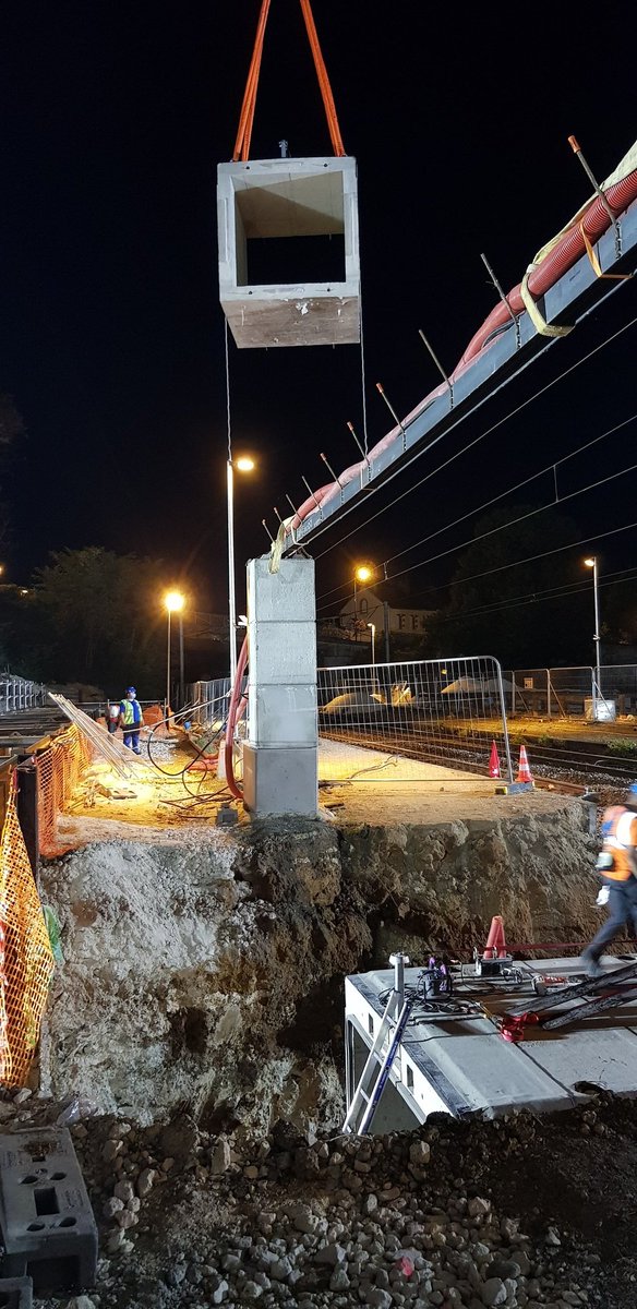 DimitriMinette's tweet photo. 6ieme et dernier élément préfabriqué en cours de pose pour le passage souterrain en gare de Briare...@SNCFReseau #infppse @DimitriMinette @UOTxPSE https://t.co/RGq2YXIT4P