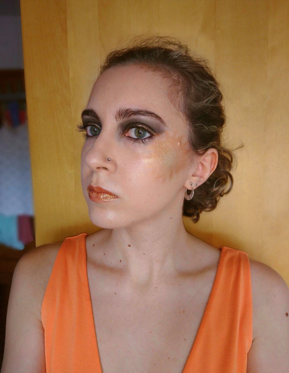 Diana_Diix's tweet photo. Maquillaje para noche de verano con sol ☀ abstracto. #mechasderaiz #highlights #makeupsummer #maquillajedenoche #sol #solabstracto #goldenshadow #goldenlips #smokeyeyeshadow #orangedress https://t.co/TcExGZ7HeI