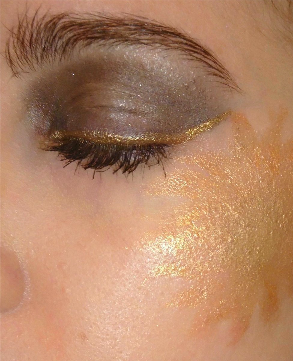 Diana_Diix's tweet photo. Maquillaje para noche de verano con sol ☀ abstracto. #mechasderaiz #highlights #makeupsummer #maquillajedenoche #sol #solabstracto #goldenshadow #goldenlips #smokeyeyeshadow #orangedress https://t.co/TcExGZ7HeI