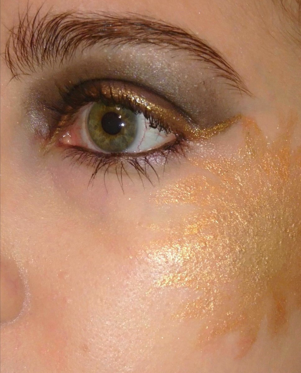 Diana_Diix's tweet photo. Maquillaje para noche de verano con sol ☀ abstracto. #mechasderaiz #highlights #makeupsummer #maquillajedenoche #sol #solabstracto #goldenshadow #goldenlips #smokeyeyeshadow #orangedress https://t.co/TcExGZ7HeI