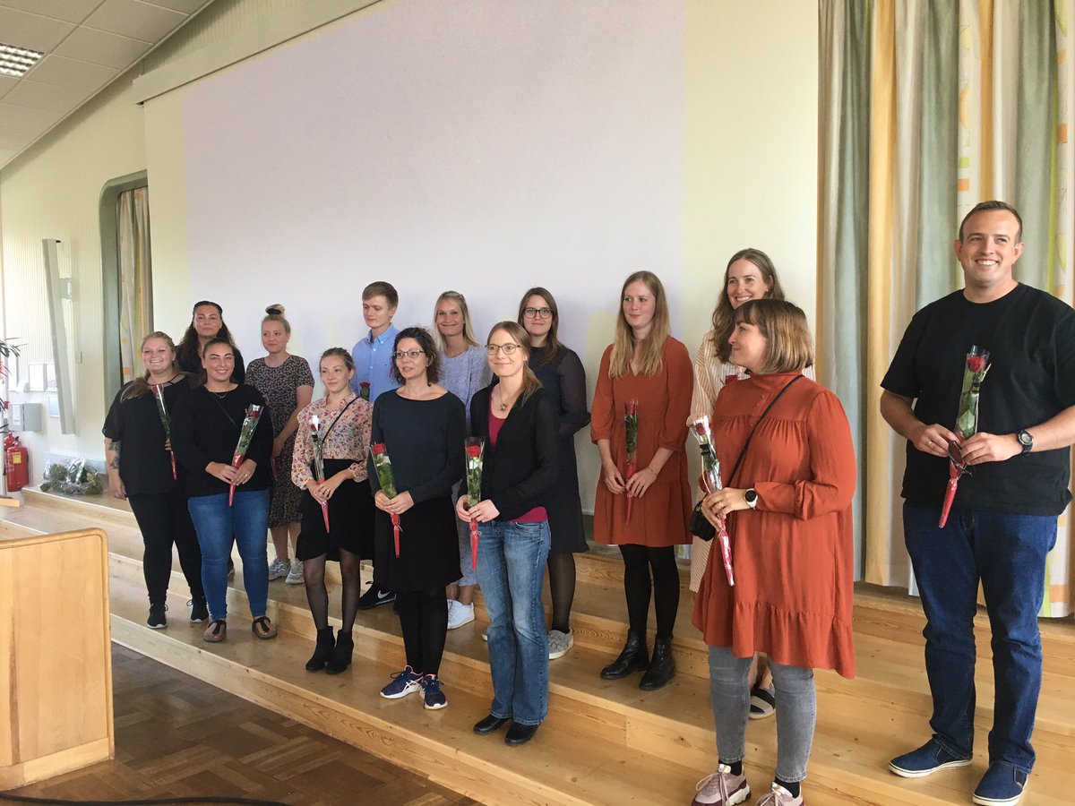 GitteRask's tweet photo. Bedre sent end aldrig: I dag var der dimission på #læreruddannelsen i #Vordingborg Der var masser af afstand, god stemning og gensynsglæde i rå mængder. Årets bedste bachelorprojekt er kåret. Alt er godt, men vi glæder os til normalen genopstår! #absalon https://t.co/sriICt9aK5